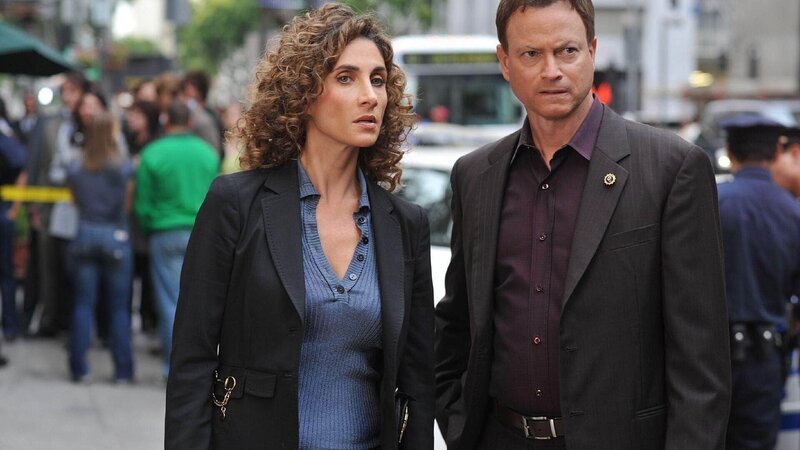 Stella Bonasera (Melina Kanakaredes) und Mac Taylor (Gary Sinise) sind fassungslos. Erst vor kurzem haben sie eine Kollegin verloren, und jetzt wurde auch noch auf das NYPD-Team geschossen. – Bild: MG RTL D /​ CBS