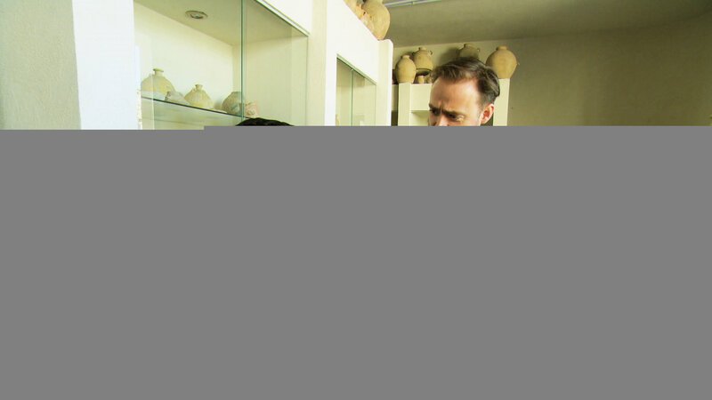 Diese Folge führt Jamie Theakston (r.) nach Jordanien, wo er versucht, mehr Licht ins Dunkel um die geheimnisumwobene Felsenstadt Petra zu bringen, die einst die Hauptstadt der antiken nabatäischen Zivilisation war. – Bild: Like A Shot Entertainment