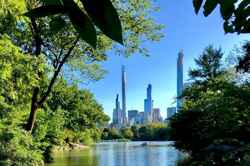 Blick vom Central Park auf den Steinway Tower – Bild: TwoFour Broadcast/​Twofour Broadcast/​Twofour Broadcast