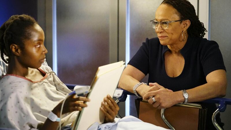 Abena Kwemo (MaameYaa Boafo, l.), Sharon Goodwin (S. Epatha Merkerson) – Bild: RTL /​ Universal Television LLC