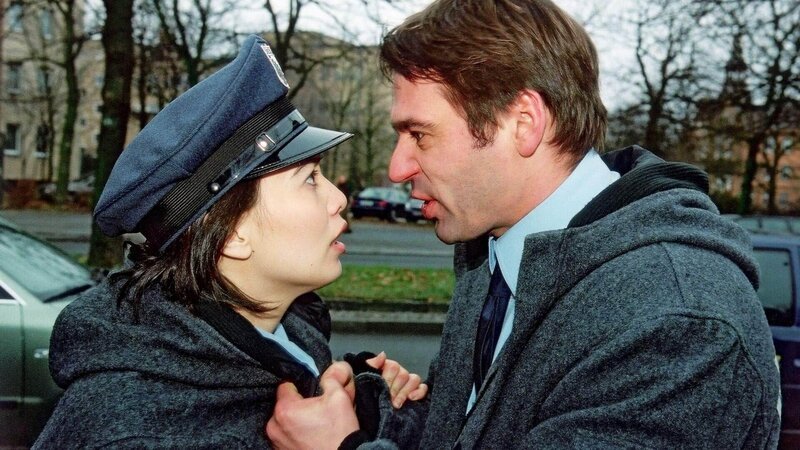 Maja (Anja Reßmer) versucht Hendrik (Ulrich Drewes) zu beruhigen, der ihr völlig aufgelöst gesteht, dass er ohne Führerschein gefahren ist … – Bild: MG RTL D