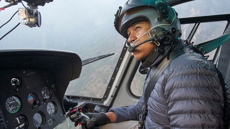 Simrik Air pilot Surrendra Poudel flies his helicopter on a rescue mission over Everest Base Camp, Nepal. – Bild: Mark Johnson /​ Discovery Communications