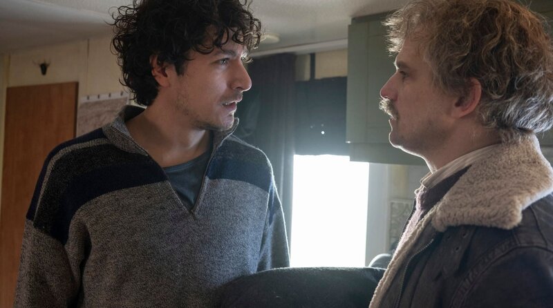 Alexander Jaromin (Noah Saavedra, l.) glaubt seinem Vater Frank (Daniel Lommatzsch) nicht. – Bild: WDR/​EIKON Media GmbH/​Thomas Kost