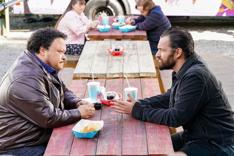 (v.li.): Adrian Martinez (Tookie Alvarez), Jake Johnson (Grey McConnell). – Bild: ORF/​Disney/​ABC/​Evans Ward