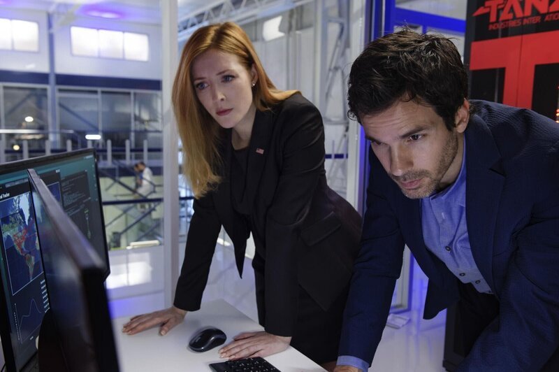 Nach dem plötzlichen Tod der Präsidentin haben Milliardär Darius Tanz (Santiago Cabrera, r.) und Pentagon-Pressesprecherin Grace Barrows (Jennifer Finnigan, l.) neue Probleme … – Bild: CBS Broadcasting Inc.