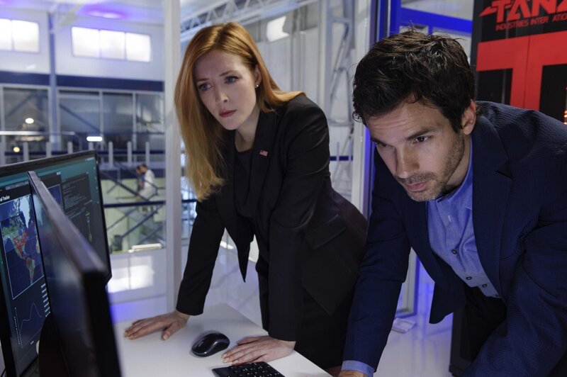 Nach dem plötzlichen Tod der Präsidentin haben Milliardär Darius Tanz (Santiago Cabrera, r.) und Pentagon-Pressesprecherin Grace Barrows (Jennifer Finnigan, l.) neue Probleme … – Bild: Ben Mark Holzberg