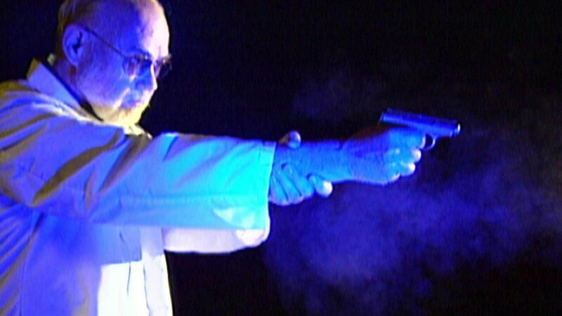 Ein Schusstest bestätigt die Vermutung des Forensikers: Es war kein Selbstmord. – Bild: TVNOW