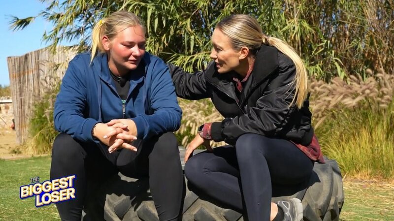 Michelle (l.); Dr. Christine Theiss (r.) – Bild: Joyn