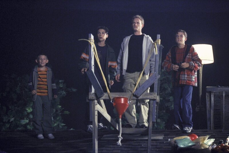 (v.l.n.r) Dewey (Erik Per Sullivan), Reese (Justin Berfield), Francis (Christopher Masterson) und Malcolm (Frankie Muniz) sind gespannt, ob ihr Geschoss am vorgesehenen Zielort einschlägt. – Bild: Twentieth Century Fox Film Corporation