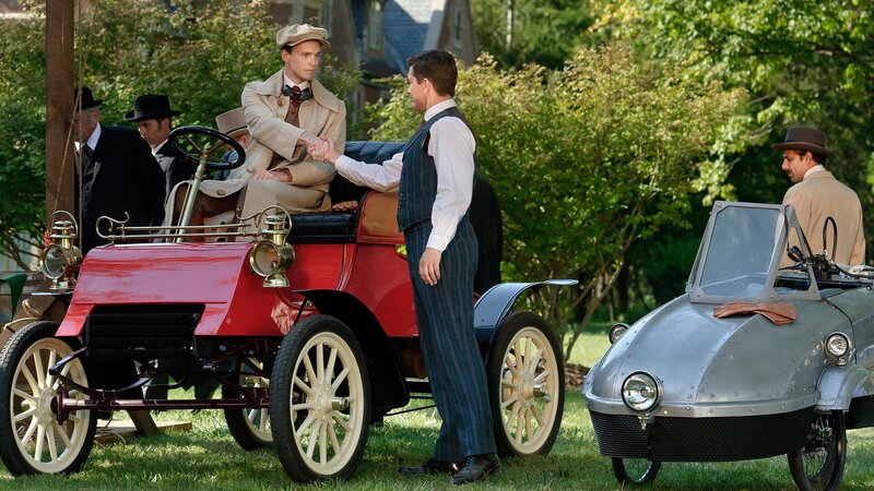 Henry Ford (Todd Hofley, l.) und James Pendrick (Peter Stebbings, m.) – Bild: AXN White