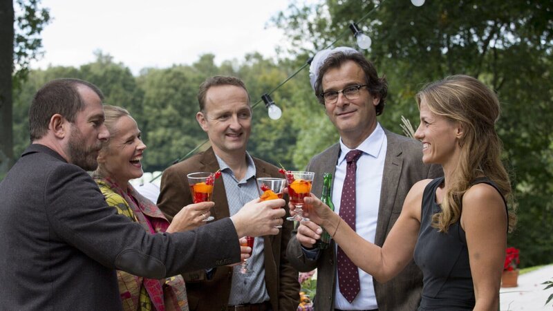Maja (Janna Striebeck, r.) feiert ihren Geburtstag mit ihren Freunden Jan (Joachim Raaf, 2.v.r.), Hans (Peter Jordan, M.), Jule (Karoline Eichhorn, 2.v.l.) und ihrem Mann Florian (Martin Lindow, l.). – Bild: ZDF und Georges Pauly Maja (Janna Striebeck, r.) feiert ihren Geburtstag mit ihren Freunden Jan (Joachim Raaf, 2.v.r.), Hans (Peter Jordan, M.), Jule (Karoline Eichhorn, 2.v.l.) und ihrem Mann Florian (Martin Lindow, l.). – Bild: ZDF und Georges Pauly