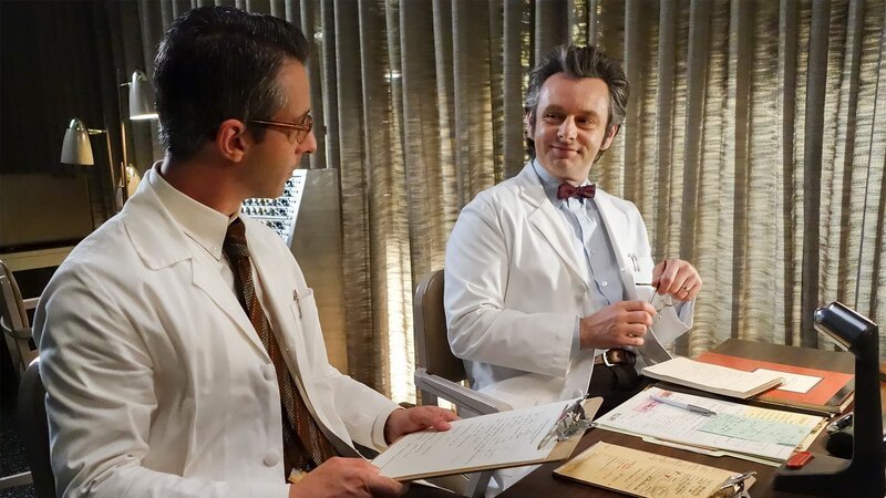 l-r: Dr. Art Dreesen (Jeremy Strong), Dr. William Masters (Michael Sheen) – Bild: AXN White