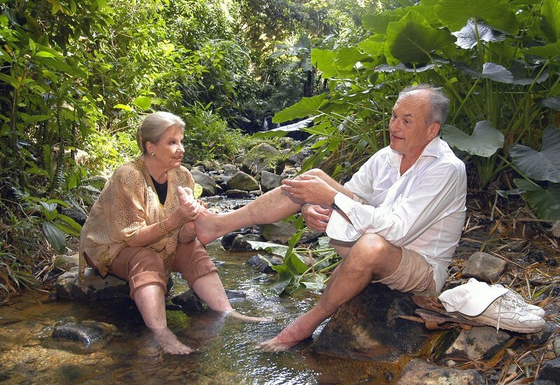 Gerda (Johanna von Koczian) massiert Karl (Dietrich Mattausch), der sich bei einer Wanderung übernommen hat, die Füße. – Bild: ARD Degeto/​Hans-Joachim Pfeiffer