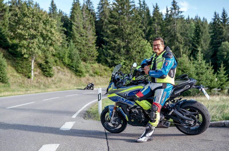 Motorradpolizist Ricky liebt schnelle Motorräder, kennt jedoch auch die tödlichen Folgen von Raserei. Statt auf der Straße lebt er den Geschwindigkeitsrausch auf sicheren Rennstrecken aus und will andere Biker davon überzeugen. – Bild: MDR/​SWR/​Christian Koch