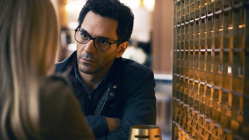Der Rechtsanwalt Vincent (Tomer Sisley) berät Hélène (Julie Gayet), um deren Tochter Anya aus dem Gefängnis zu holen. – Bild: Quad Drama/​Nadcon /​ ZDF