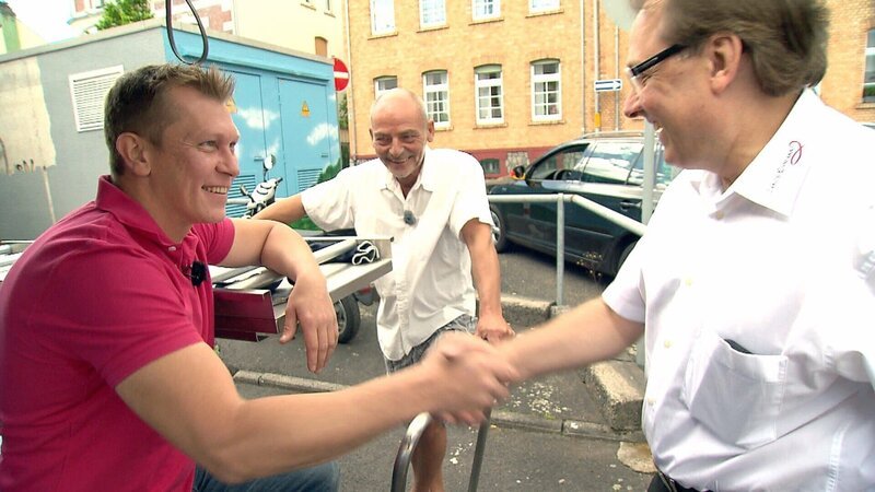 Trödelexperte Otto Schulte (li.) und Udo (Mitte) freuen sich über den Verkauf eines Hubwagens an einen Interessenten – Bild: RTL II