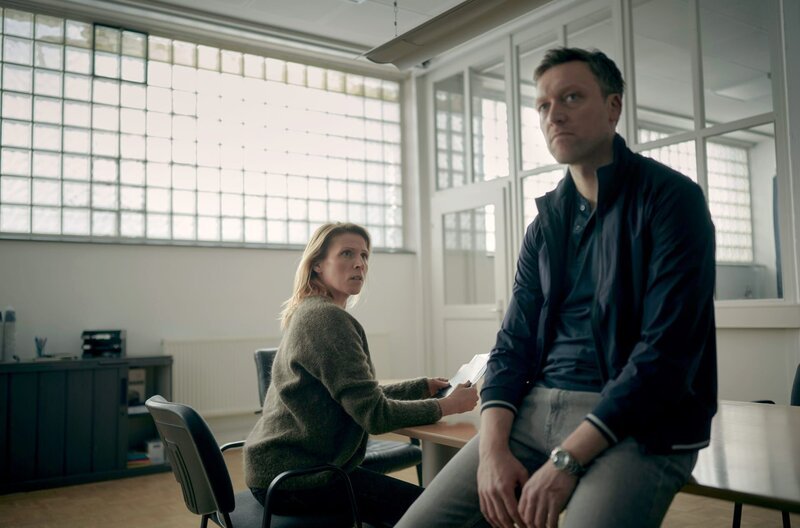 CATRIN KOGAN (Franziska Weisz) und MARCO TIETZE (Robin Sondermann) versuchen die Eskalation auf dem Platz zu rekonstruieren. – Bild: MDR/​VIAFILM/​Felix Abraham