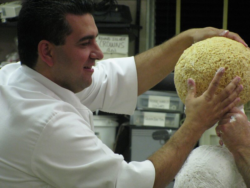 Planetarium cake, Easy Bake Oven cake, family tomato sauce. Buddy adds another tier to the Planetarium cake. – Bild: Discovery Communications, Inc.