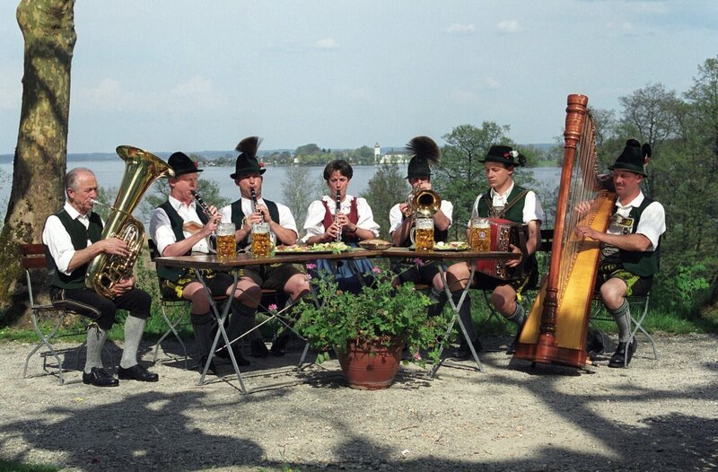 Rottauer Klarinettenmusi auf der Terrasse des Schloßhotel Herrenchiemsee. – Bild: ORF
