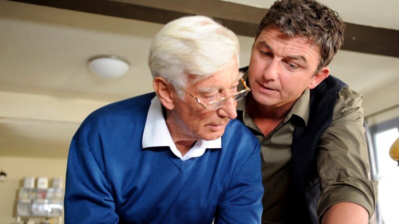 Dr. Roman Melchinger (Siegfried Rauch, l.) und Dr. Martin Gruber (Hans Sigl, r.) haben eine mögliche Erklärung für den Autismus ihrer Patientin gefunden. – Bild: ZDF und Thomas R. Schumann