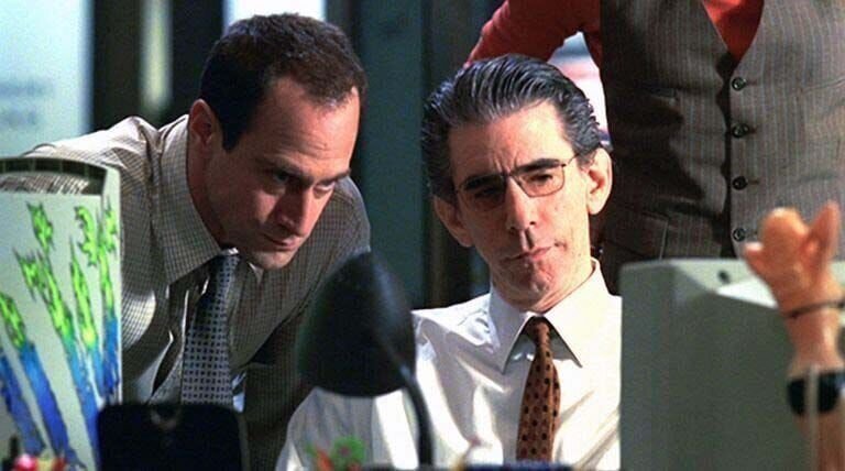 Die Ermittler Stabler (Christopher Meloni, l.) und Munch (Richard Belzer) suchen nach Hinweisen auf den sogenannten Jacht-Mann. Der Vergewaltiger lernt seine minderjährigen Opfer vorzugsweise im Internet kennen. – Bild: RTL /​ Universal /​ Chat Room