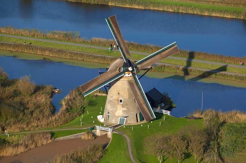 15 Kilometer südöstlich von Rotterdam stehen Windmühlen aus dem 18. Jahrhundert: Sie mahlen kein Getreide, sondern schöpfen Rheinwasser. – Bild: ZDF und WDR/​nautilusfilm