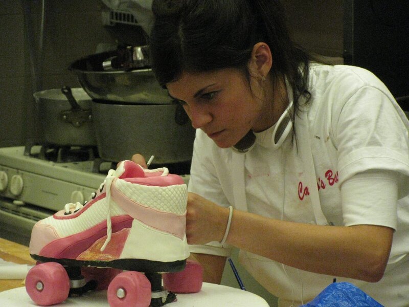 Dragon Cake and Roller Skate Cake. Toni Walton adds detail to a roller skate cake for Buddy’s niece. – Bild: Discovery Communications, Inc.