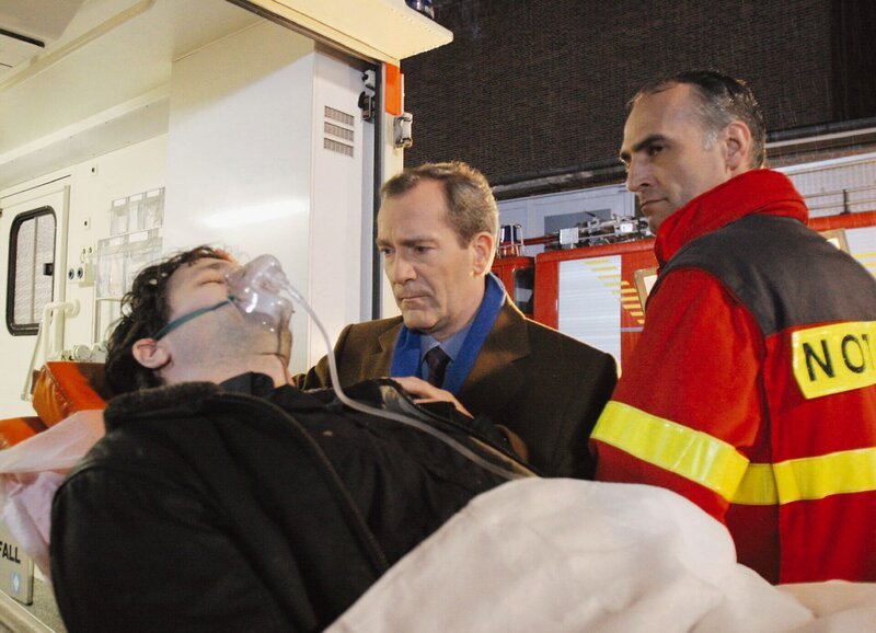 Wege zum Glück Kapitel 376 Staffel 1, Episode 376 Richard macht sich grosse Sorgen um Max, der bei dem Brand verletzt wurde: Jost Pieper als Max, Peter Zimmermann als Richard – Bild: SRF/​ZDF