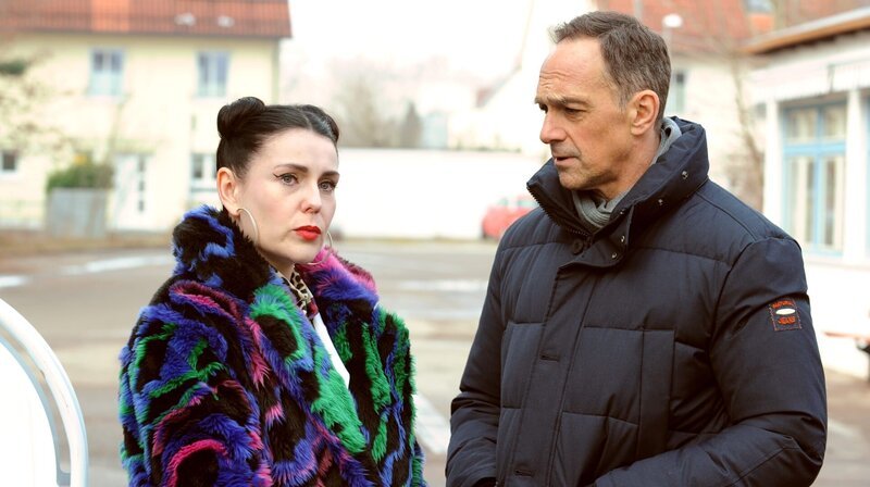 Mike (Harry Blank) will Tina (Anita Eichhorn) davon überzeugen, dass nicht alles bei der Bundeswehr schlecht ist. Weiteres Bildmaterial finden Sie unter www.br-foto.de. – Bild: BR/​Marco Orlando Pichler