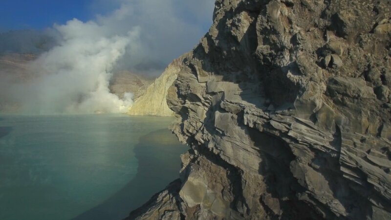 Das schwefelhaltige Wasser des Ijen Kratersees gilt als das größte Säurefass der Erde. – Bild: 3sat