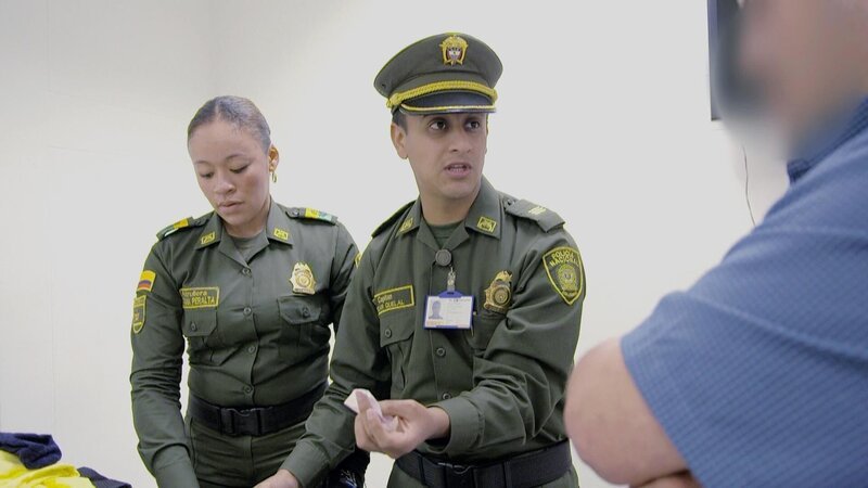 Polizeibeamter erklärt, dass Drogen im Gepäck gefunden wurden am Flughafen in Bogotá +++ – Bild: RTL /​ 2016 NGC Network Latin America