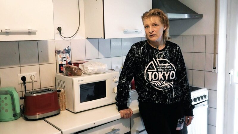 Christine hat Schimmel in der Wohnung und muss sich mit ihren beiden Kindern eine neue Wohnung suchen. – Bild: RTLZWEI