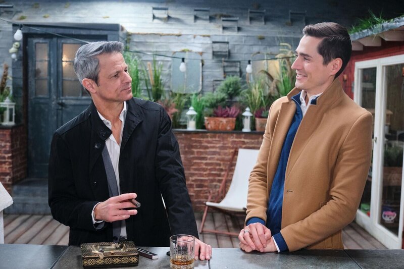 Ringo (Timothy Boldt, r.) und Benedikt (Jens Hajek) tut es gut, offen miteinander zu reden. – Bild: RTL /​ Stefan Behrens /​ Dreamteam