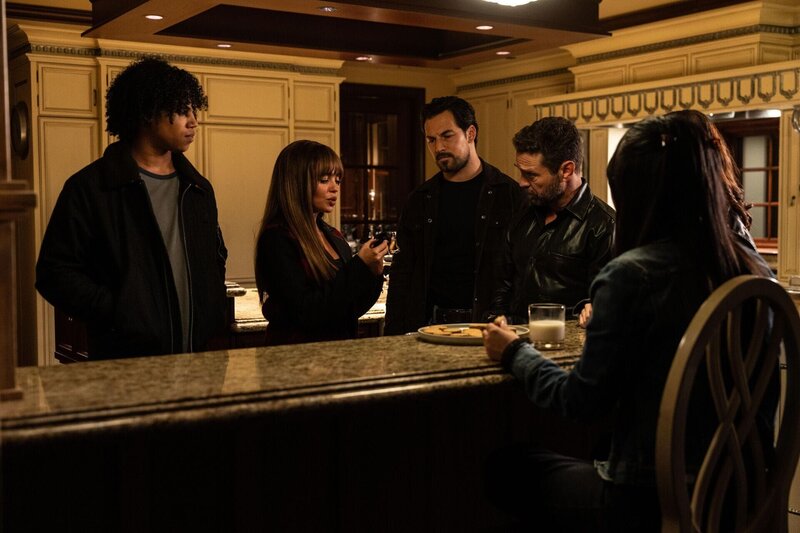 (v.l.n.r.) Vince (Jude Wilson); Max Mitchell (Vanessa Morgan); Cole Ellis (Giacomo Gianniotti); George Graham (Jason Priestley) – Bild: Vancon S1 Productions BC Inc. /​ Vancon S1 ON Inc. /​ Ed Araquel