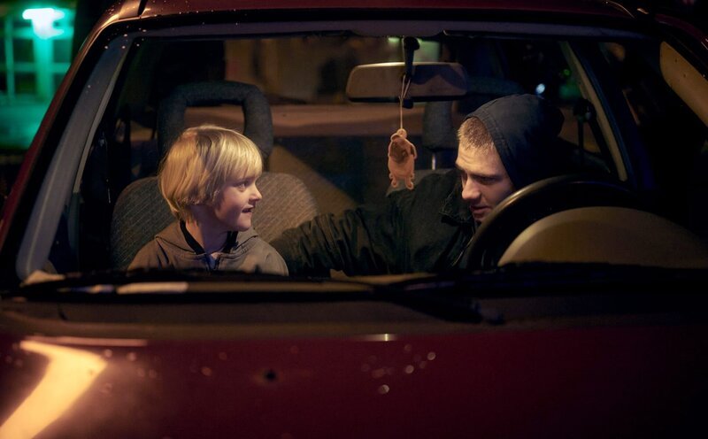 LINUS PETZOLDT (Yvon Sable Moltzen) und sein Bruder DENNIS PETZOLDT (Florian Geißelmann) haben ein Auto – Bild: MDR/​VIAFILM/​Felix Abraham