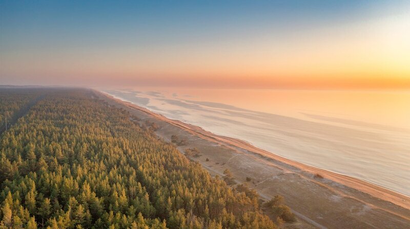 Kaum mehr als ein Strich auf der Landkarte – die Kurische Nehrung in Litauen trennt die Ostsee vom Haff, einer gewaltigen Lagune. Sie lockt mit ihren Stränden und gewaltigen Dünen zahlreiche Touristen an. – Bild: NDR/​Martina Andrés/​Doclights Naturfilm