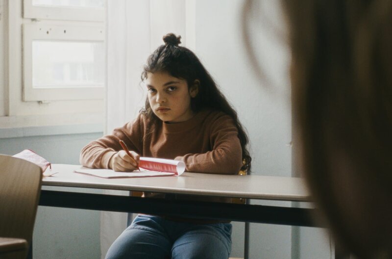 Die syrische Farah (Perla Atik) ist die Außenseiterin in der Klasse. – Bild: MDR/LOBOCITOfilm/Julina Jung Die syrische Farah (Perla Atik) ist die Außenseiterin in der Klasse. – Bild: MDR/LOBOCITOfilm/Julina Jung
