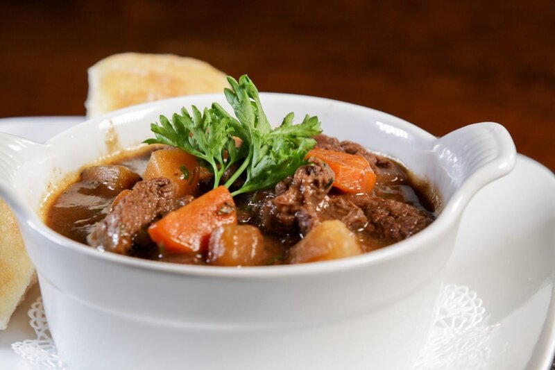 Elch-Eintopf ist seit Jahrhunderten ein Grundnahrungsmittel in Neufundland. – Bild: ORF/​Warner/​The Travel Channel