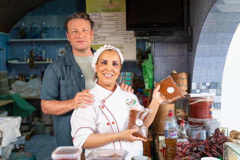 Jamie Oliver (l.) – Bild: ORF/​Fremantle/​© 2022 Jamie Oliver Enterprises Ltd/​Samy Frikha