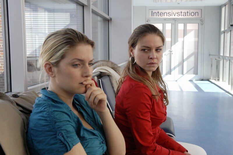 Während Jonas um sein Leben kämpft, macht Katja (Karolina Lodyga, r.) Anna (Jeanette Biedermann, l.) schwere Vorwürfe. – Bild: SAT.1 /​ Claudius Pflug