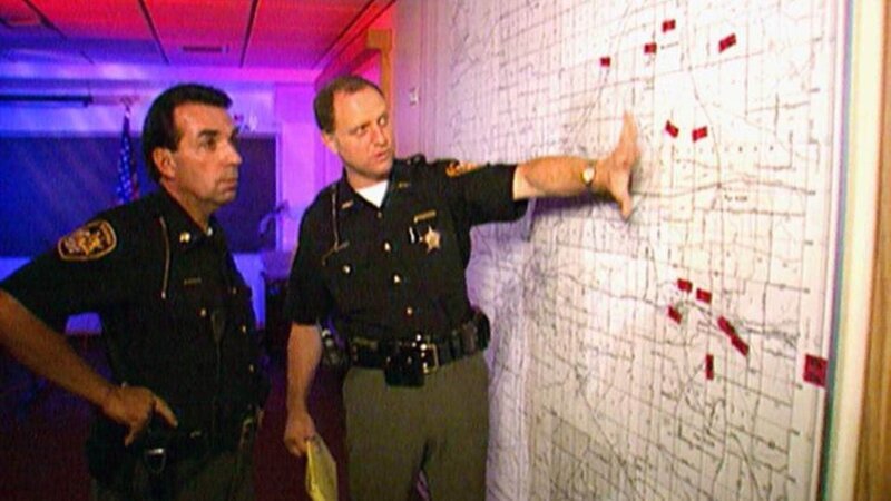Telico in Texas am 29. Juli 1993: In der Nähe eines Feldweges wird eine verstümmelte weibliche Leiche entdeckt. Keine 100 Meter weiter findet die Polizei eine bekleidete männliche Leiche. Was ist passiert? – Bild: RTL/​VP/​MP