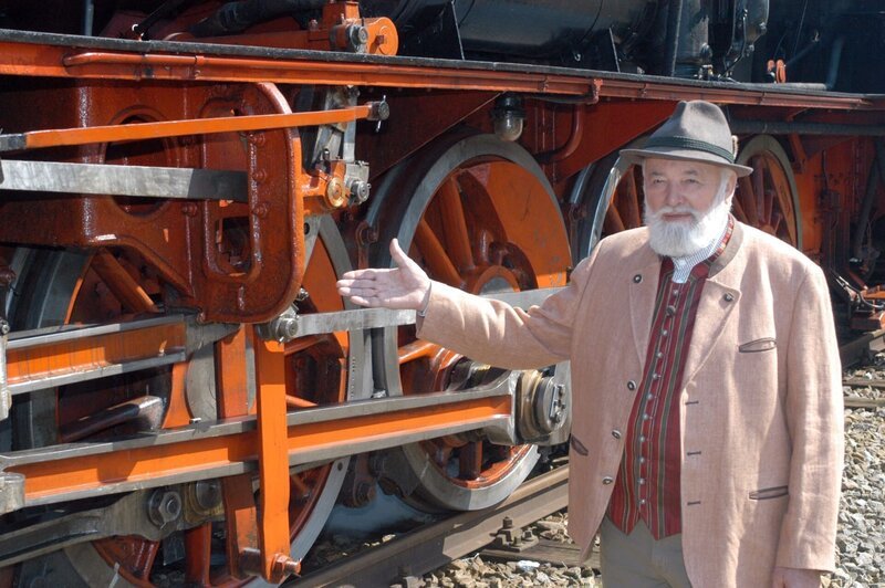 Sepp Forcher vor der historischen Dampflok, eines der schönsten Austellungsstücke der OÖ Landesausstellung „Kohle und Dampf“. – Bild: ORF/​ORF Salzburg/​Wolfram Kainz