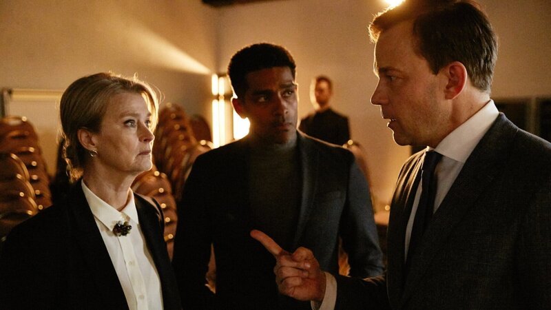 Thin Ice Staffel 1 Folge 8 Hinters Licht geführt: Lena Endre als Elsa Engström, Alexander Karim als Viktor Baker, Johannes Kuhnke als Liam Skjöld – Bild: SRF/​Banijay Rights