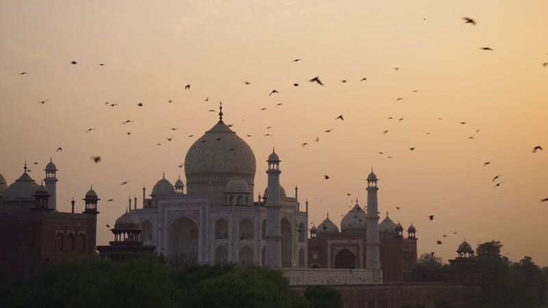 Je nach Licht erstrahlt der Taj Mahal in unterschiedlichen Farben. Dafür sorgt seine Fassade aus Makrana-Marmor, der aufgrund seiner Beschaffenheit Licht auf besondere Weise reflektiert. – Bild: THE HISTORY CHANNEL /​ PERNEL MEDIA