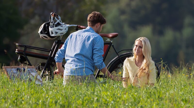 Henry (Elias Reichert, l.) küsst Larissa (Vivien Wulf, r.). – Bild: ARD/​WDR/​Thomas Neumeier