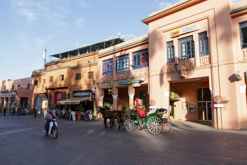 Der Platz Jemaa el Fna im Herzen der Medina von Marrakesch, ein UNESCO-Weltkulturerbe, ist ein Wirbelwind aus Sehenswürdigkeiten, Geräuschen, Gerüchen und Einkaufsmöglichkeiten. – Bild: ORF/​Warner/​The Travel Channel