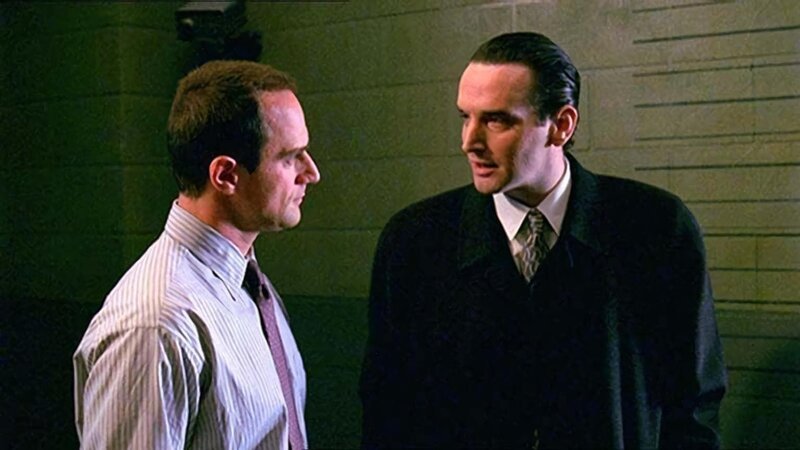 Detective Elliot Stabler (Christopher Meloni, l.) befragt Brad Weber (Richard Thompson). Eine Frau wurde in einem Hotel ermordet. – Bild: RTL NITRO