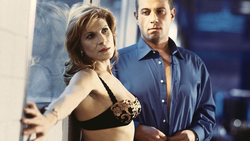 Klinikchefin Irene Kadenbach (Claudia Wenzel) amüsiert sich mit dem Architekten der neuen Klinik, Michael Gürtler (Thomas Balou Martin). Sie weiss nicht, dass zuhause seine hochschwangere Frau wartet. – Bild: MG RTL D /​ Elke Werner