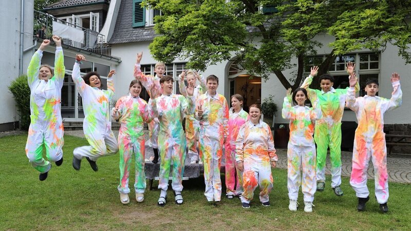 v.l.: Linda, Victor, Aliya, Tom, Matts, Josephine, Sean, Abigail, Paulina, Lara, Eric und Mert – Bild: RTL /​ Sagamedia /​ Folge 06_001