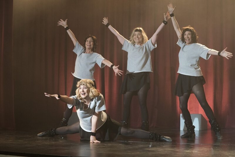 Die Goldbergs, Freundschaftstänze. Beverly tanzt für ihr Leben gerne. Motiviert durch den Film ‚Flashdance‘ besucht sie mit ihren Freundinnen einen Tanzkurs. Zum Kursende soll es eine große Aufführung geben. Zusammen mit ihren Freundinnen trainiert sie für eine Flashdance Aufführung. Aber durch die gehässigen Kommentare ihrer Familie will sie in Zukunft aufs Tanzen verzichten. Unterdessen hat Adam ganz andere Probleme. Seit seine beste Freundin mit einem coolen Jungen zusammen ist, hat sie weniger Zeit für Adam. Im Bild (v.li.): Stephanie Courtney (Essie Karp), Wendi McLendon-Covey (Beverly Goldberg), Jennifer Irwin (Virginia Kremp), Mindy Sterling (Linda Schwartz). – Bild: Sony Pictures Television Inc. /​ Byron Cohen